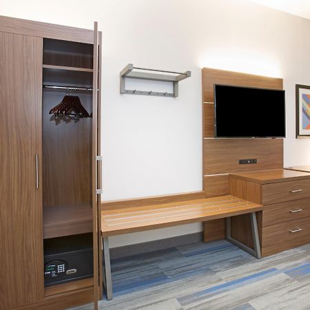 Holiday Inn Express Kansas City - At The Legends! By Ihg Bonner Springs Habitación foto