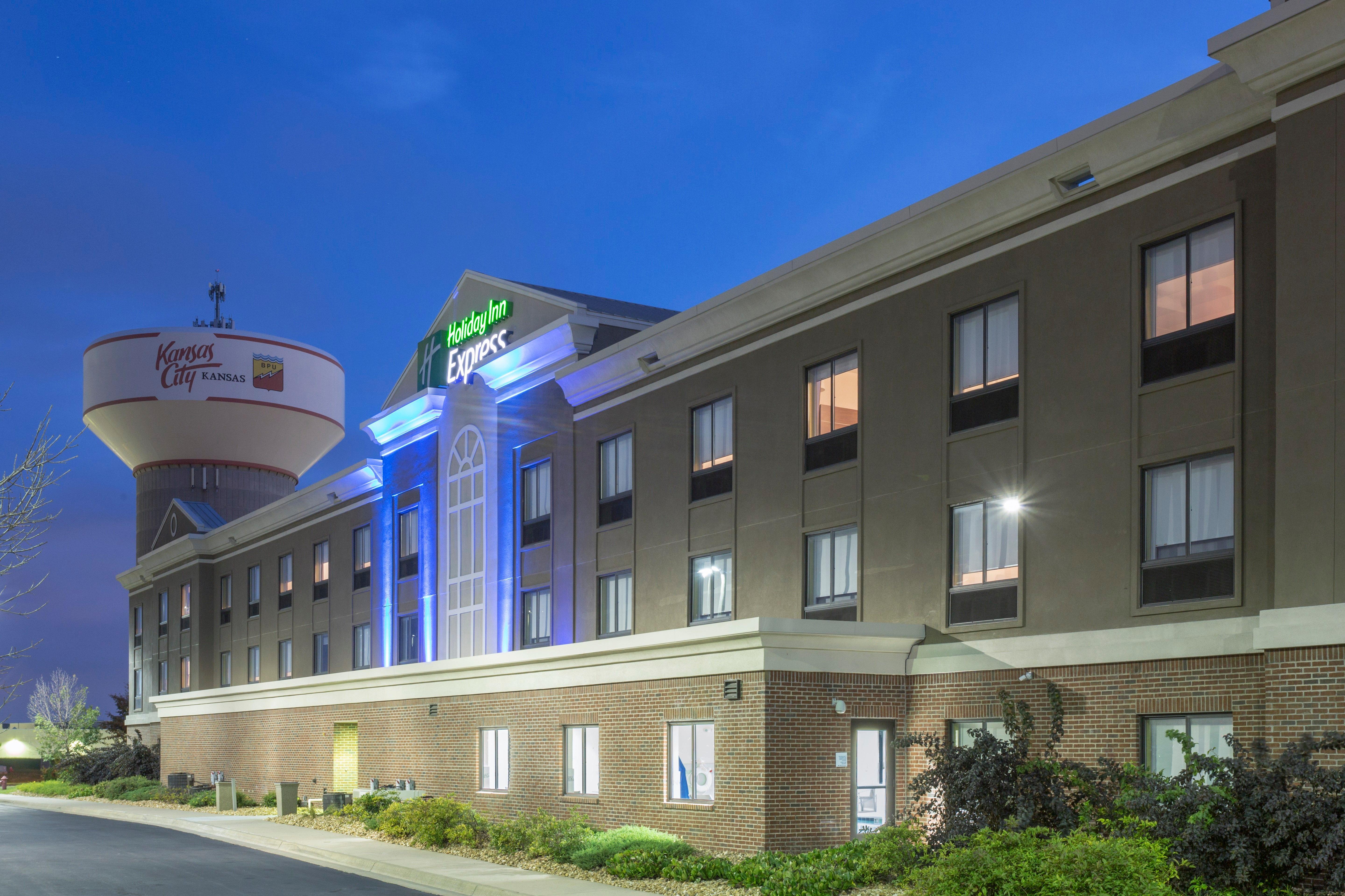 Holiday Inn Express Kansas City - At The Legends! By Ihg Bonner Springs Exterior foto