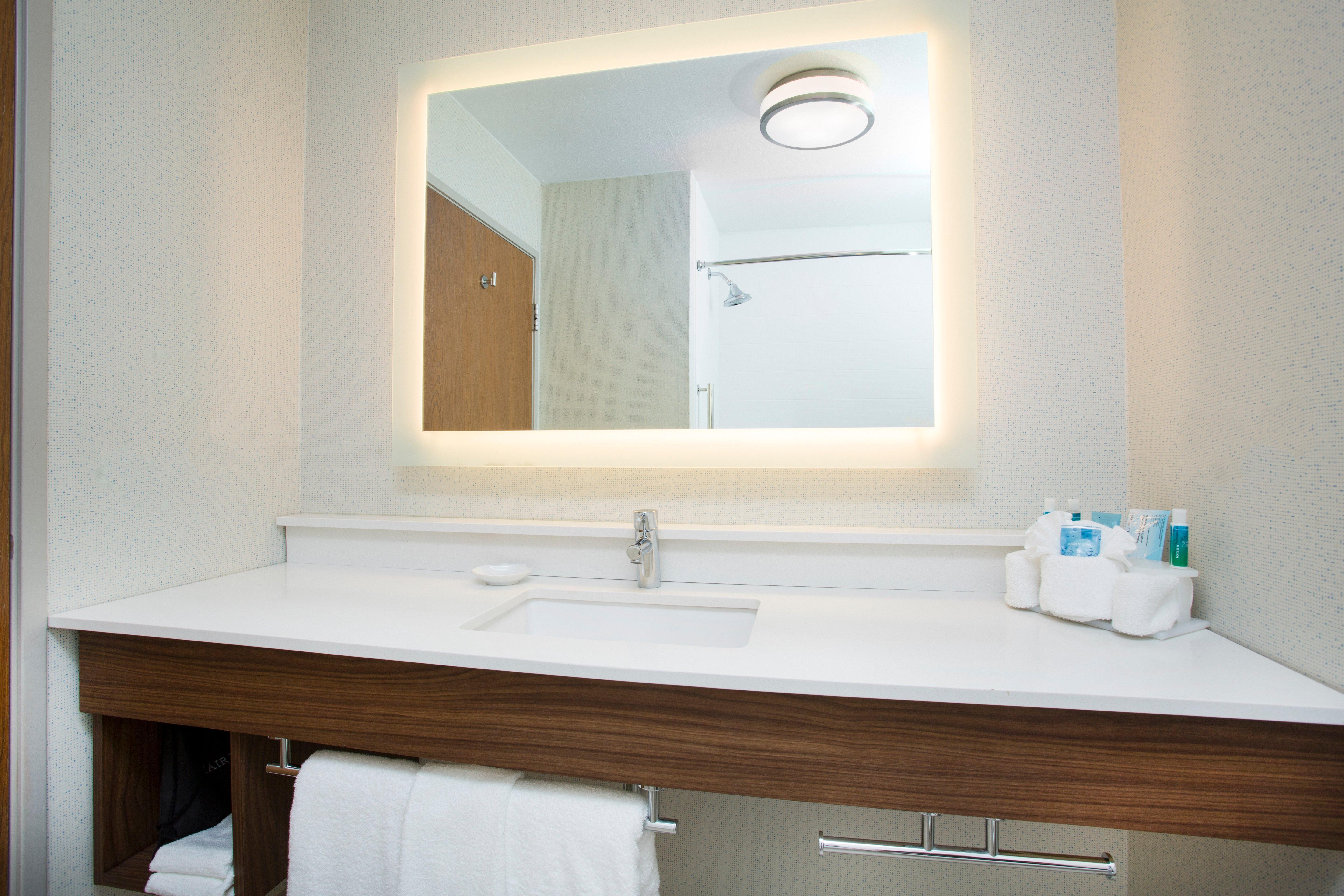 Holiday Inn Express Kansas City - At The Legends! By Ihg Bonner Springs Exterior foto